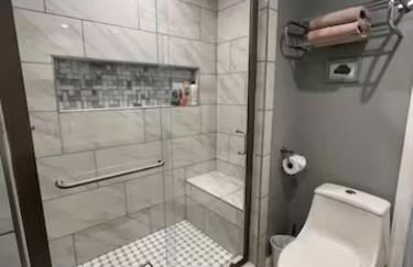 Spacious 3 bedroom unit with backyard and parking just 10 minutes from Rodeo Dr and attractions! - Photo 27