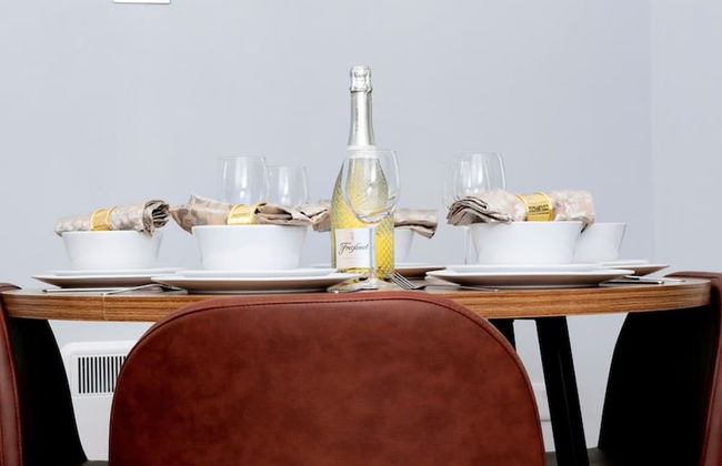 Wrexham Central Stay Apartment Six - Photo 4