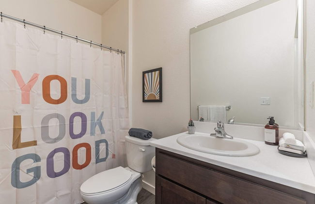 Modern Apartment With Upgraded Amenities Near CSU - Foto 18