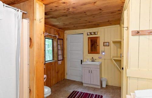 Rustic Cabin in the Woods with Fireplace Ideal for Families near Hanover, New Hampshire - Foto 7