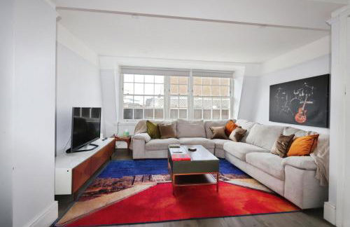 Large 3 bedrm apartment in heart of Theatre Land - Photo 1