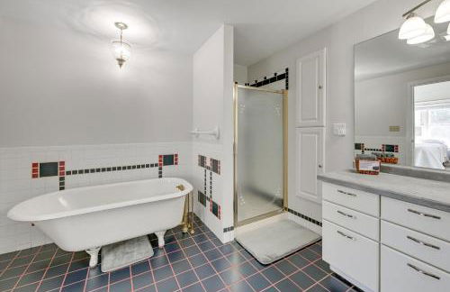 Large Home with Indoor Basketball Court and Game Room! - Foto 23