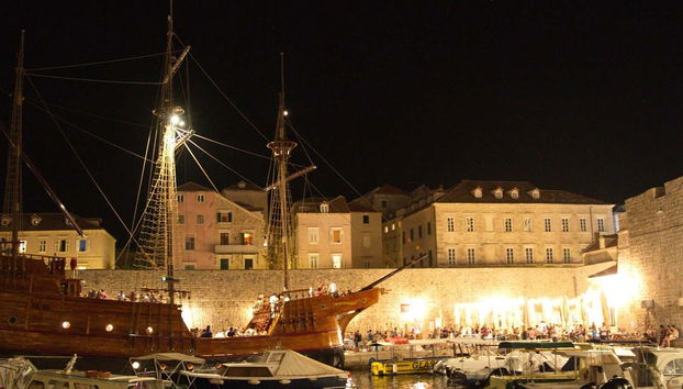 Crucero nocturno en galeón por Dubrovnik