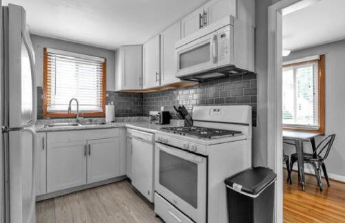 Gorgeous 2 Queen Bedroom Lower Apartment in North Buffalo with Free Driveway Parking - Foto 11