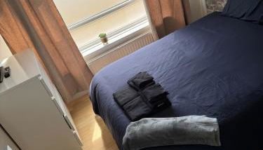 Newly decorated lovely three bedroom flat - Photo 4