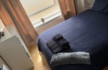 Newly decorated lovely three bedroom flat - Photo 4