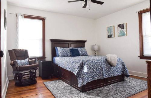 Beautiful 3 Bedroom Home Cozy Front and Back Porch - Foto 15