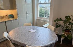 Bright, Spacious, Charming & Fully Equipped Victorian Flat in Quiet Brixton - Foto 13