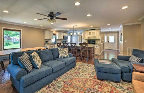 Lakefront Rest-Ashored Home with Private Dock! - Foto 4