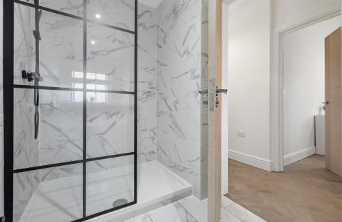 2 Royal Serviced Apartments, Ground Floor, two Bed,Fast Wifi - Space - Foto 12