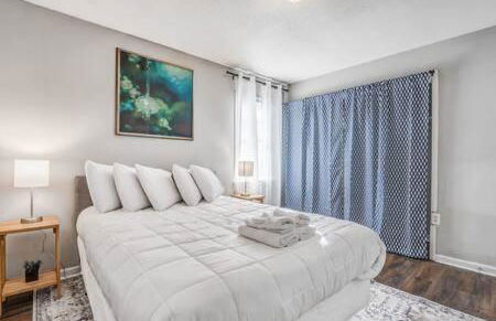 Mins from Parks Hiking & Dining- Brick Bungalow - Foto 14