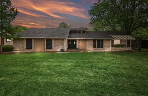 Highland Village - 4BR w Backyard Pool Oasis - Foto 44