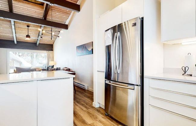 Mid Century Modern Cabin - Walk to Village! - Foto 17