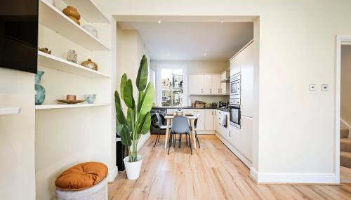 Modern 2BR Apartment for Contractors, Balcony & Fast Wi-Fi, W6 - Foto 4, stove
