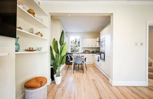 Modern 2BR Apartment for Contractors, Balcony & Fast Wi-Fi, W6 - Foto 4