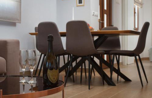 Luxury Poolside Villa - Photo 7