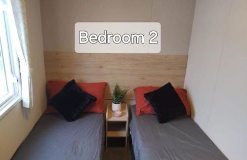 M&B Holiday Home 2025 Cozy Beach side Caravan 4 Beds, 3 Sofa Bed, 7 Sleep, Wifi, Tea and Coffee, Free Parking - Foto 11