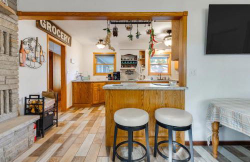 Antiquing and Fishing Riverfront Waupaca Home! - Foto 12