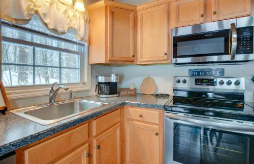 Cozy Tuftonboro Home with Deck - Walk to Beaches! - Foto 6