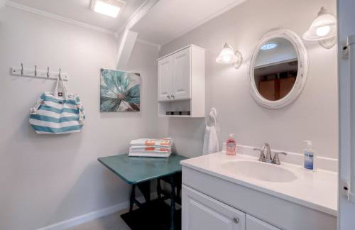 Beachside snowbird escape with fenced yard & washer/dryer - walk to beach access - Foto 25