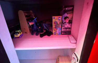 The Secret Agent Apartment - Brought to you by Coastline Retreats - Brand New - 2 mins walk to Beach - Childrens play den - Pool Table - Time Crisis Arcade Machine - Foto 6