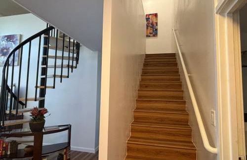 Downtown 2BR Huge Patio Free parking WiFi - Foto 8