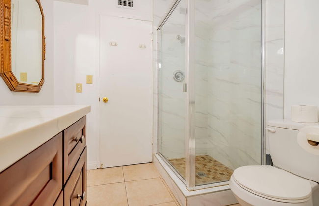 Serene Retreat & Modern Comforts in Rowland Heights - Foto 34