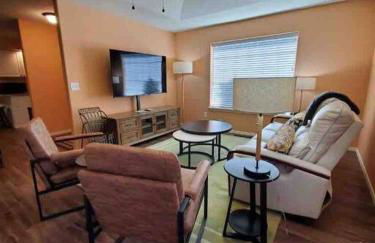 Solar Half-Plex with Chic Style in Country Glen - Foto 26