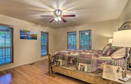 Deck and Fire Pit Lakefront Hideaway in Scranton! - Foto 11