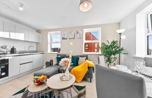 Opulent 2BR 2BA House with FREE Parking - Photo 11