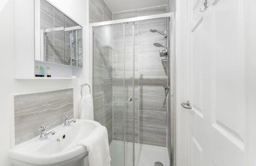 NEW! Stylish 5-Bed Apartment in Stockton-on-tees by Stay With Us, Perfect for Contractors & Large Groups, FREE Parking! - Foto 51