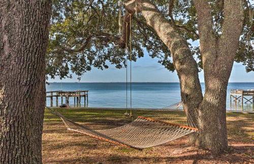 Lakefront Retreat with Game Room and Private Dock! - Foto 38