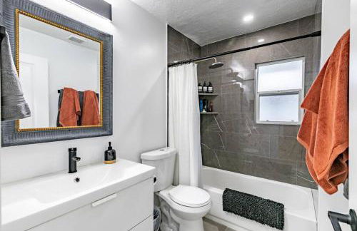 Modern Rustic Stay with Hot Tub near Downtown - Foto 7