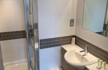 iSTAY APARTMENTS at VIZION - Fully Equipped Modern Serviced Apartments with Balconies, Superfast Broadband, Free Allocated Parking Space, 24h Security, Rooftop Gardens, Located in Central MK - Photo 21