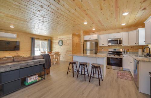 Fish, Swim, Play Voyagers Family Cabin with Yard - Foto 8