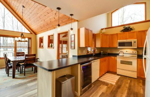 Lakefront Poconos Family Home with Pool Access - Foto 8