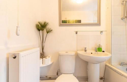 NEW! 2BR House in Leamington Spa by Clarendon Stays , Ideal for Professionals, Free Parking, WiFi, Smart TV! - Foto 13