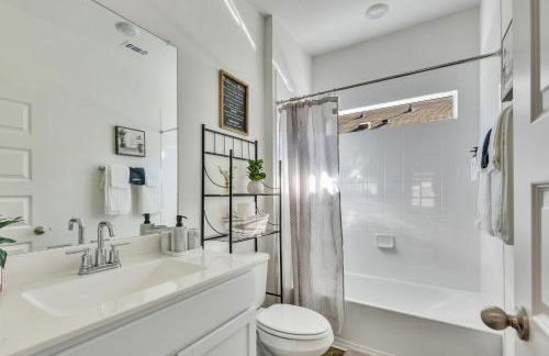 Stylish 4BR Family Home with Game Room and Backyard - Foto 27