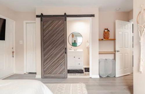 Stylish 3BR Townhouse with Backyard,and Easy Parking - Photo 64