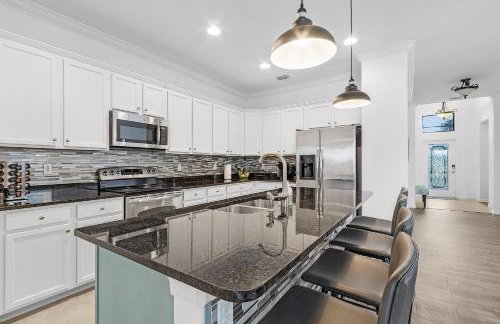 Enchanting 3 Bedroom Home Waterfront Pool and Spa - Foto 18