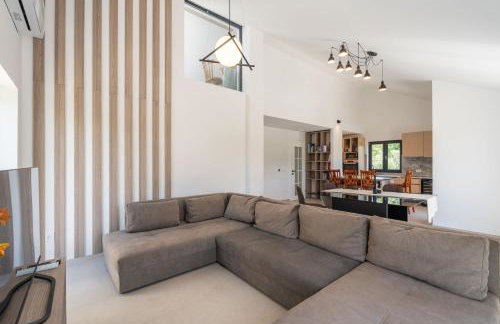 Green & Blue Five Bedroom Villa with Private Pool and Complete Privacy - Photo 19