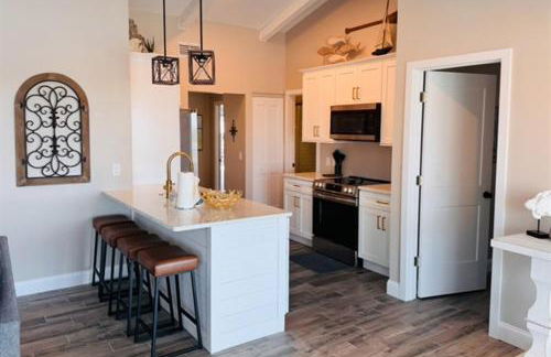 Gorgeous vacation home on the water with heated pool and sand! - Foto 4