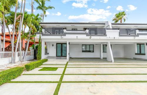 April Sale! 4 BR - Private Pool, Grill, Soaking Tub, Near Coral Gables & MIA Airport - Photo 2