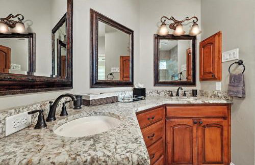 Lewisville Luxe Pool Getaway - Patio BBQ TV Room - Foto 29