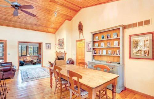 Secluded cabin on 10 acres - hot tub & game room! - Foto 39