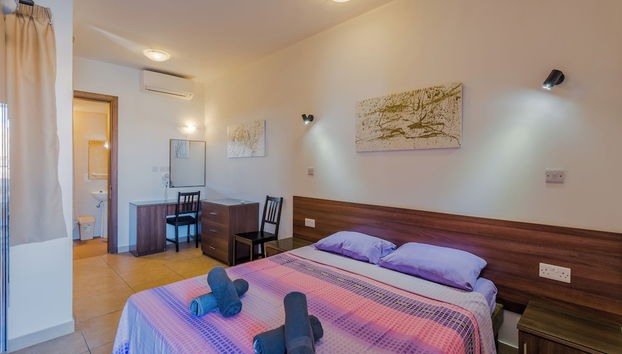 Blue Harbour – Seafront Self-Catering Holiday Penthouse – St Paul’s Bay - Foto 4, Zimmer