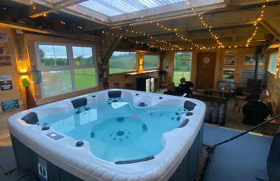 Sleeps 18 Double Decker Bus Hot Tub Sauna Cinema Pets - Foto 39