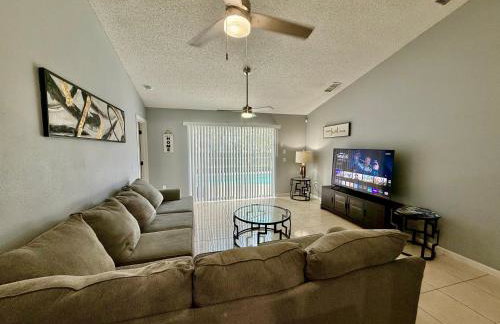 Grand Deluxe Pines 3BR Pool Home near Disney - Foto 10