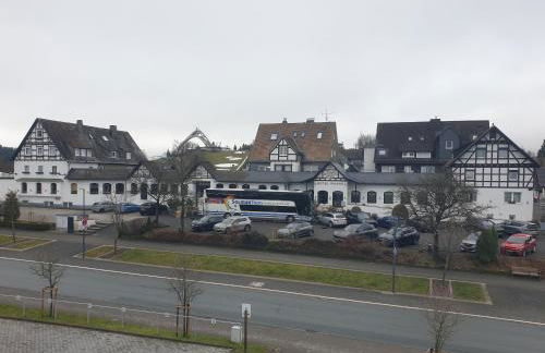 Winterberg Appartement 6 Pers aan Skilift grootste Skigebied nabij Bikepark Unieke locatie met zeer rustige tuin in het bos en het gezellige centrum leuke cafes restaurants en gratis zwembad sauna relax speelruimte parkeerplaats naast Der Brabander - Foto 12