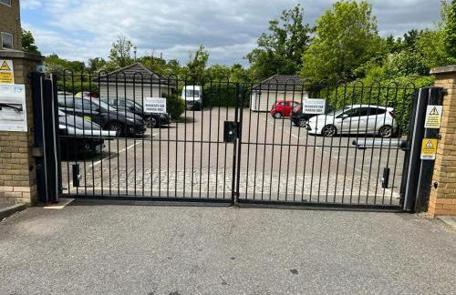 Modern Beautiful Gated Two Bed Apartment - Foto 26